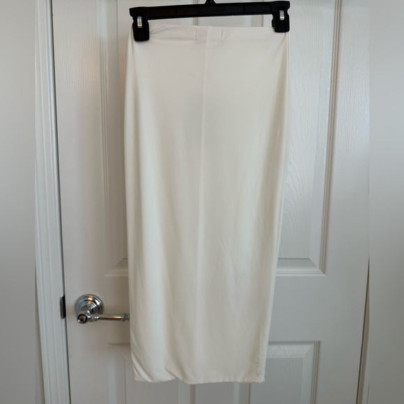 Pretty Little Thing: White Pencil Skirt - Picture 4 of 6